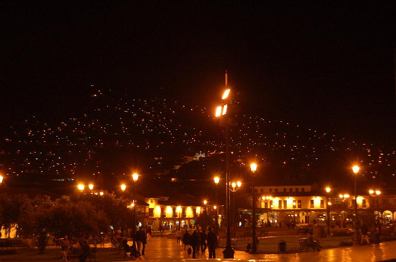 DSC_4951.JPG - Cusco la nuit, les pentes sont illuminées de petites lumières.