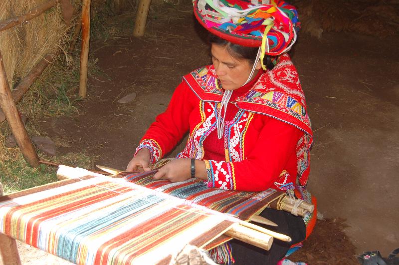 DSC_4993.JPG - La tisseuse tend le métier avec son dos!