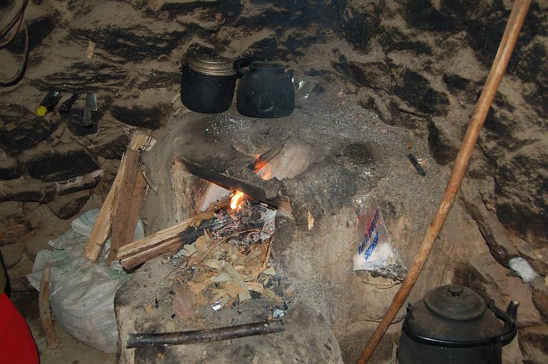 DSC_5160.JPG - Le fourneau, sans cheminée , dans l'angle de la seule pièce de la petite maison.