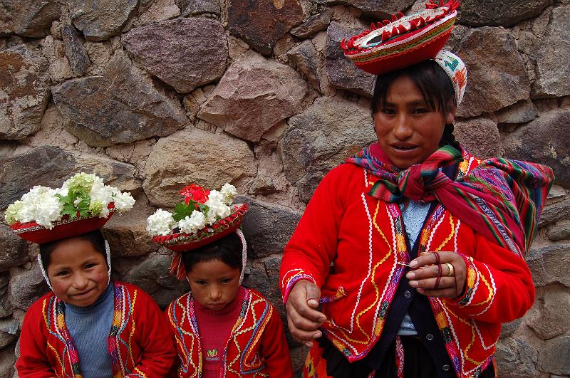 DSC_5167.JPG - Au bord du chemin, en remontant une ruelle d'Ollantaytambo.