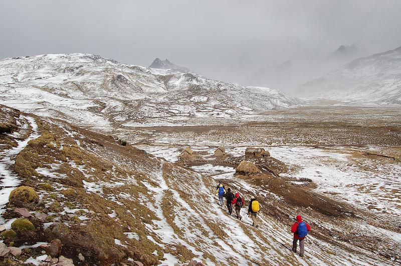 DSC_5605.JPG - C'est le premier jour, après le déjeuner. Nous arrivons auprès d'un village où nous ne verrons personne. Mais il faut se méfier des chiens de troupeau, ils peuvent mordre.