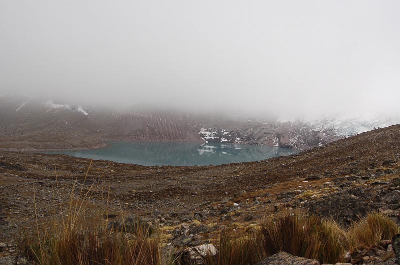 DSC_5795.JPG - L'Ausangate est dans le brouillard, mais il tombe toujours dans le lac