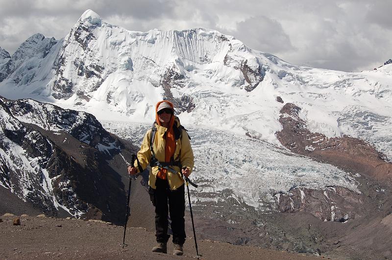 DSC_5858.JPG - Chantal devant le glacier sud de l'Ausangate.