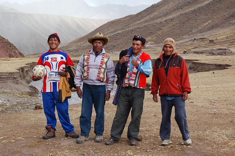 DSC_5900.JPG - Ce soir les muletiers jouent au foof, incroyable à 4600m mais vrai!