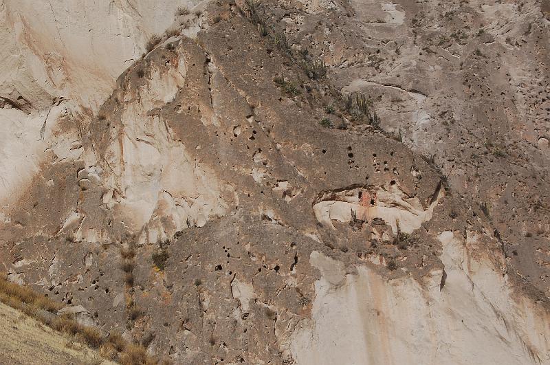 DSC_6642.JPG - Les tombeaux dans la falaise dans la vallée de Colca.